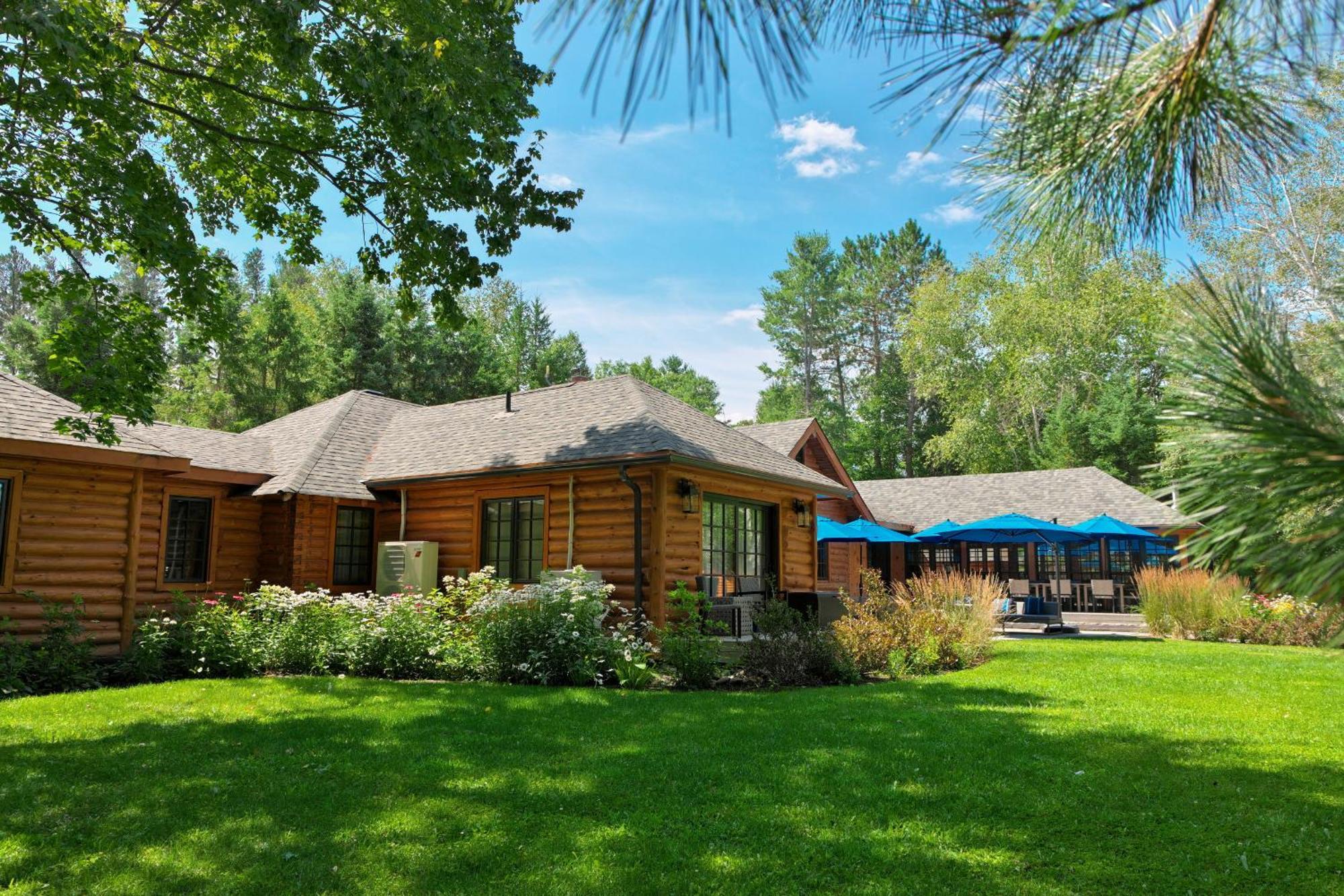 Готель Haliburton Post House Minden Екстер'єр фото