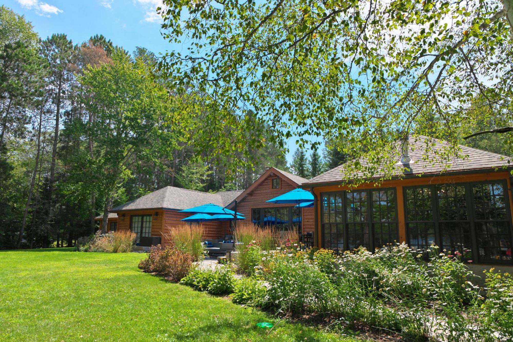 Готель Haliburton Post House Minden Екстер'єр фото